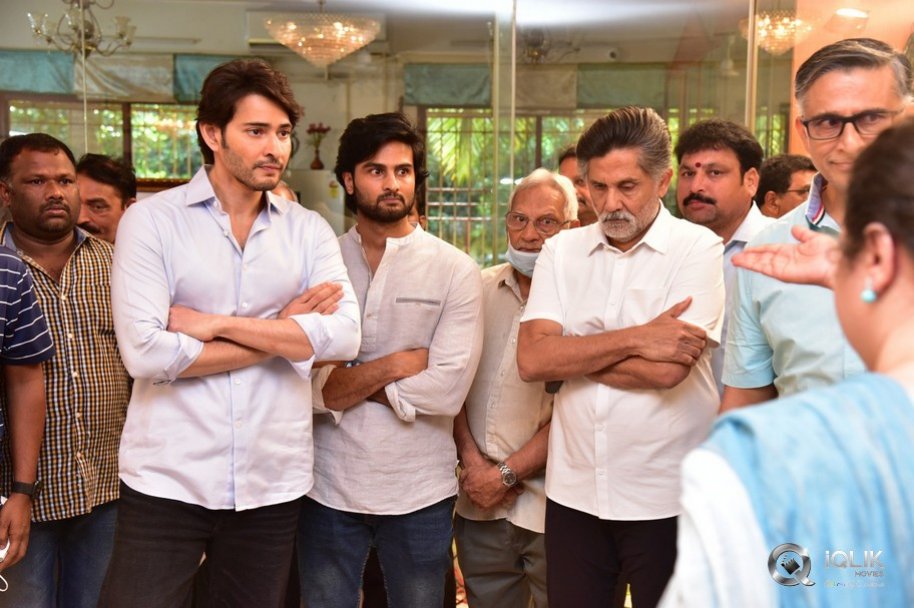 Celebrities-pay-homage-to-superstar-Krishna